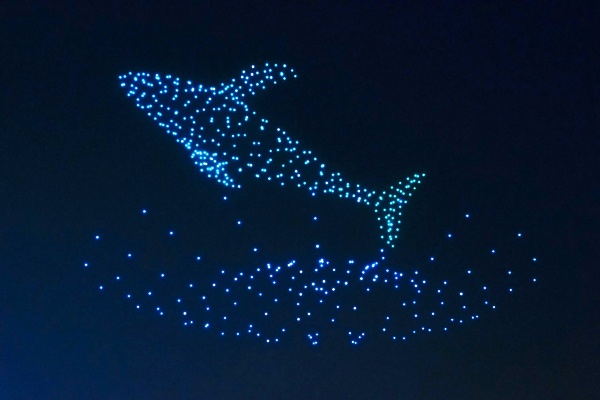 横浜開港祭ドローンショー-鯨